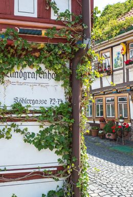 Aufnahme idyllische Köhlergasse mit Fachwerkbauten