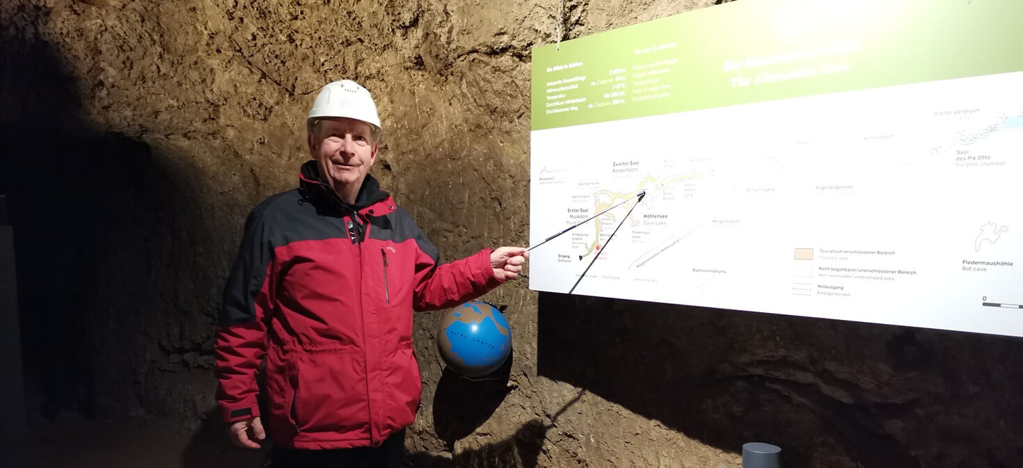 Gästeführer Uwe Meixner in der Altensteiner Höhle