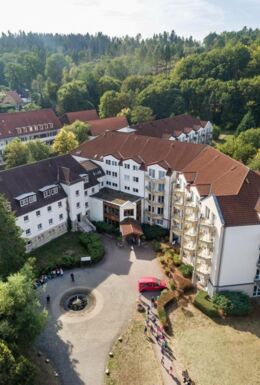 Drohnenaufnahme MEDIAN Heinrich-Mann-Klinik mit Blick auf den Eingangsbereich