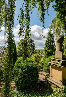 Fröbelgrab mit Blick auf den Friedhof Schweina