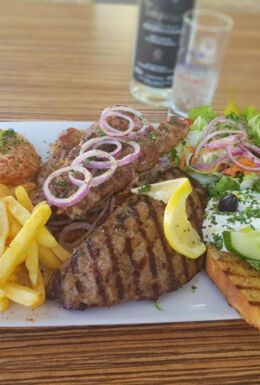 Speisenteller Restaurant Irodion mit Fleisch, Pommes, Salatbeilage und Reis