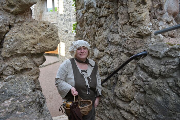 Magd Anna im Innenhof der Burg Liebenstein Magd Anna im Innenhof der Burg Liebenstein