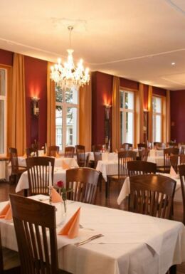 Innenaufnahme Restaurant im Kulturhotel Kaiserhof mit Esstischen