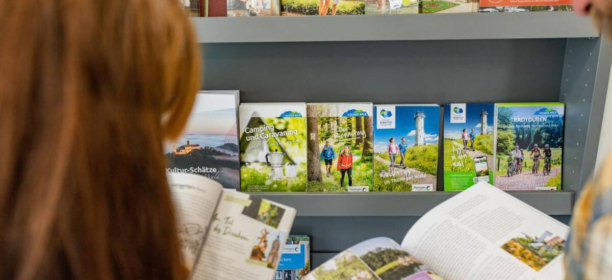Prospektwand in der Tourist-Information mit Broschüren, Flyern und Magazinen