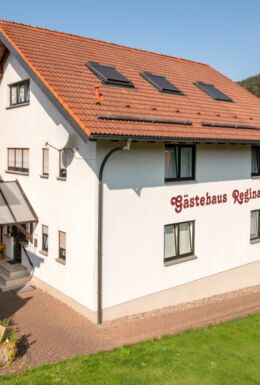 Außenaufnahme Gästehaus Regina mit Garten