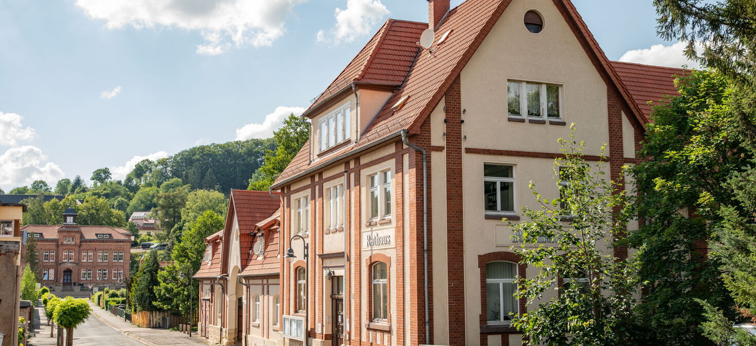 Straße mit historischen Gebäuden, ein ehemaliges Elektrizitätswerk und eine Schule, viel mit Backstein