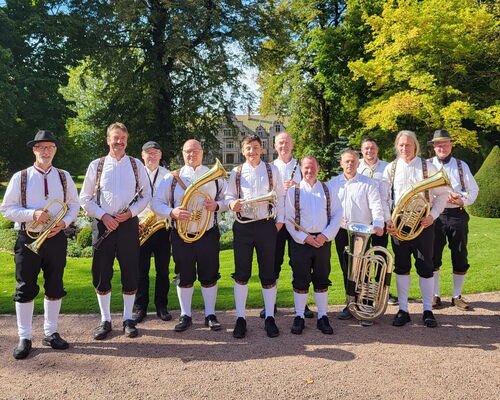 Musikergruppe mit Instrumenten im Altensteiner Park
