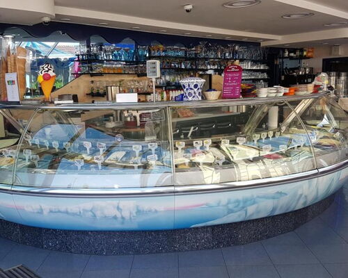 Eistheke Eiscafé Zum Polarstern mit vielen verschiedenen Eissorten