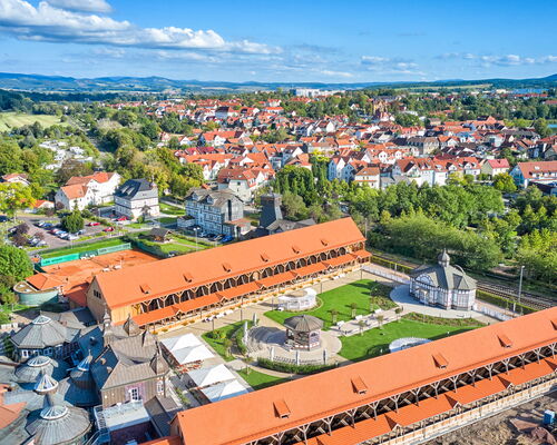 Gradierwerk Bad Salzungen aus der Vogelperspektive, im Hintergrund ist die Stadt zu sehen