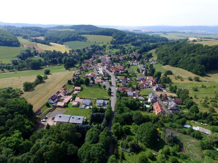 Drohnenaufnahme Ortsteil Bairoda, umgeben von Wald und Natur