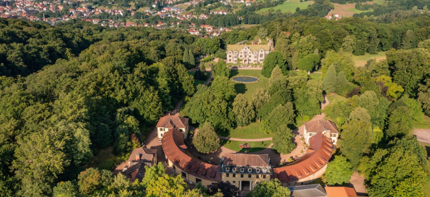 Luftaufnahme Innenpark Schloss & Park Altenstein mit Eingangsbereich und Schloss, umgeben von Wald und Natur