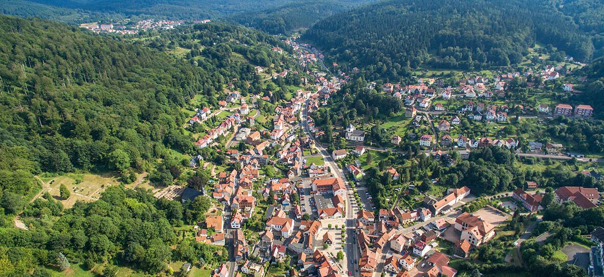 Drohnenaufnahme Stadt Ruhla, umgeben von Wald und Natur