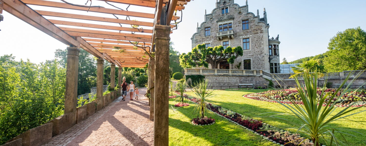 Schloss Altenstein mit Pergola und bunt bepflanztem Teppichbeet