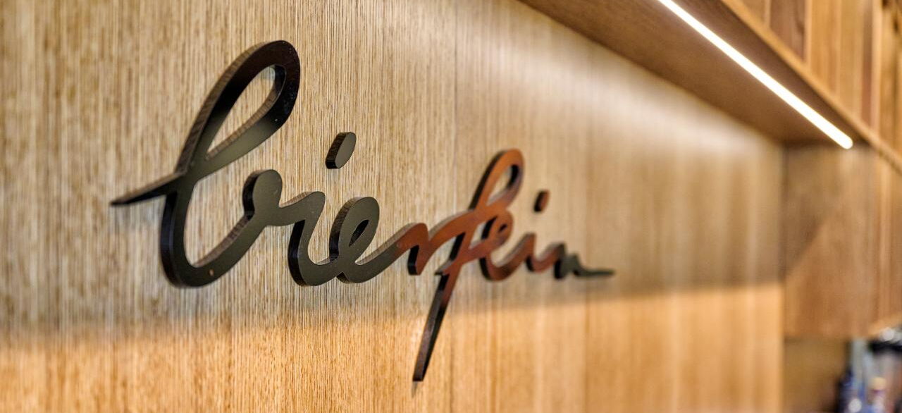 Logschriftzug bierfein auf einer Holzwand im Restaurant in Bad Liebenstein