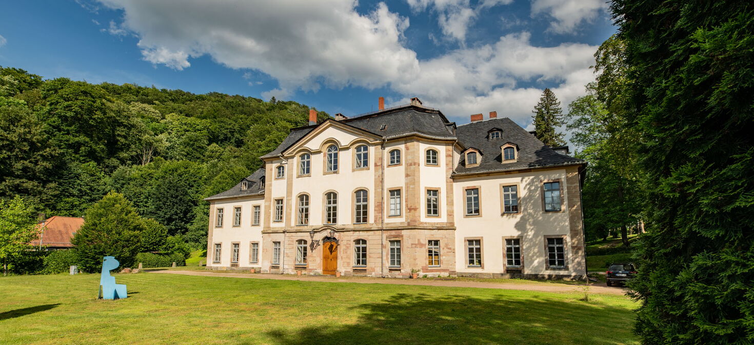 kleines Schloss vor Waldkulisse