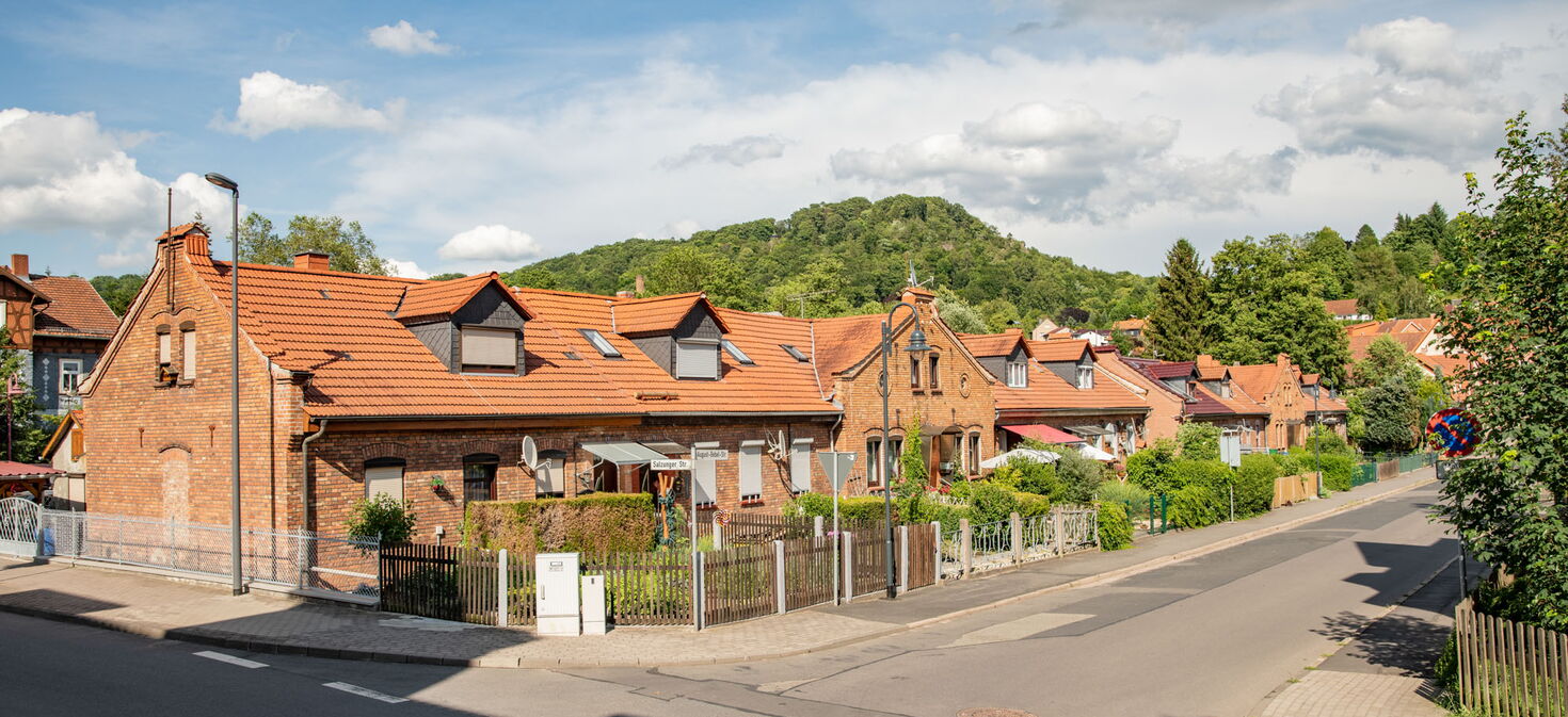 Straße mit Backsteinhäusern im englischen Stil