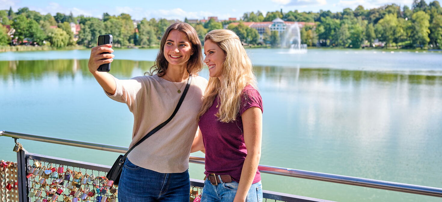 Zwei Frauen machen ein Selfie am Burgsee in Bad Salzungen