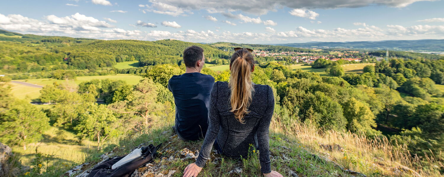 Ein Paar genießt den Ausblick auf Bad Liebenstein