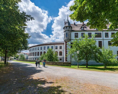 Außenaufnahme Schloss Elisabethenburg Meiningen mit Park und Menschen