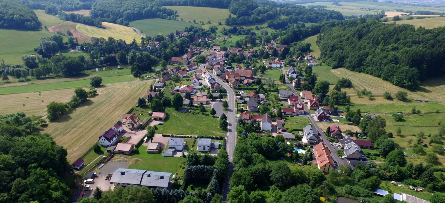Drohnenaufnahme Ortsteil Bairoda, umgeben von Wald und Natur