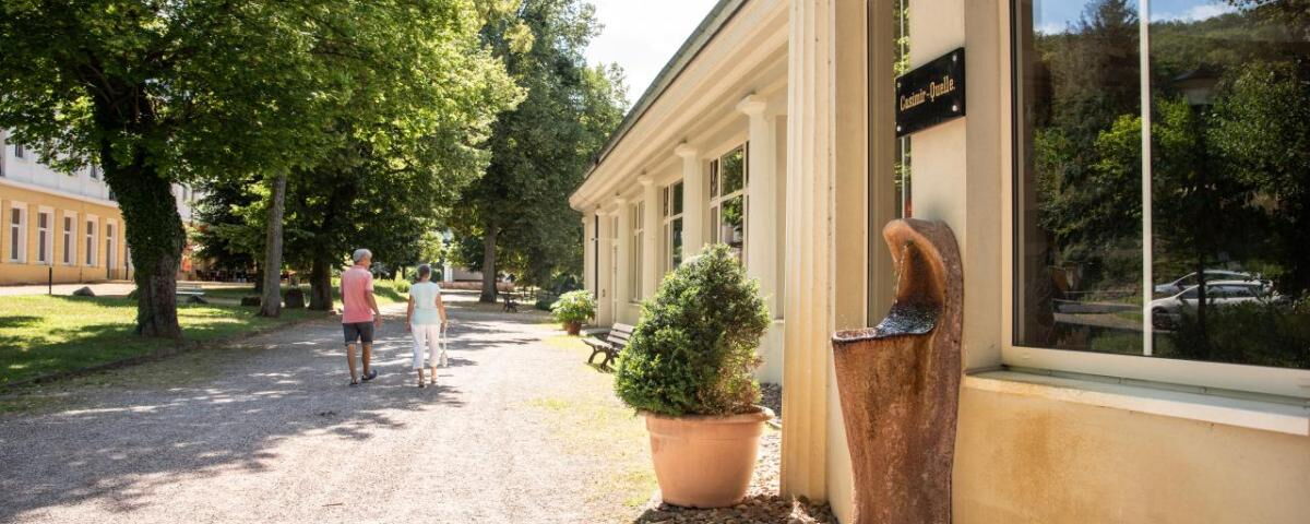 Außenaufnahme Wandelhalle mit Historischem Kurpark