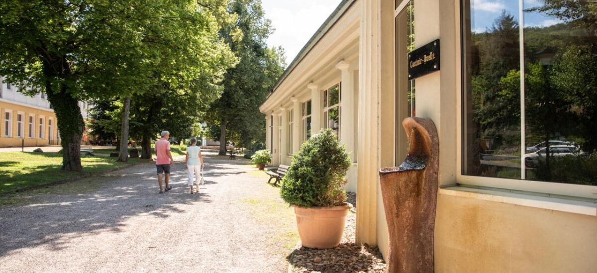 Außenaufnahme Wandelhalle mit Historischem Kurpark
