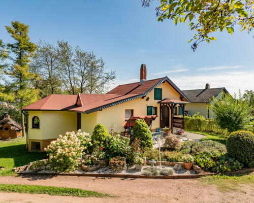 Außenaufnahme Ferienhaus Christina mit Vorgarten