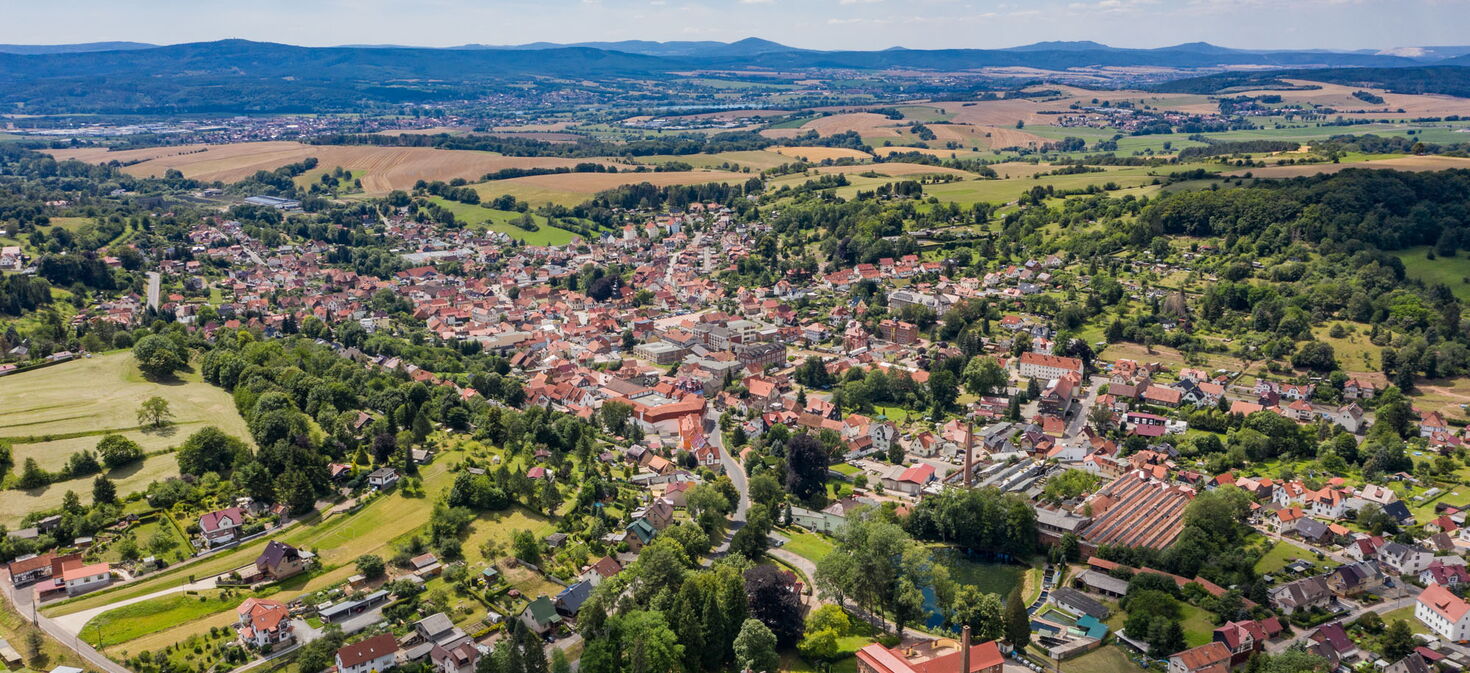 Luftaufnahme von Schweina mit Panorama ins Werratal und zu den Bergen in der Rhön