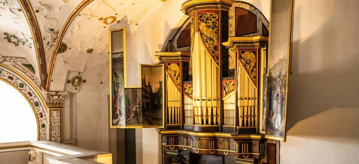 Innenaufnahme Schloss Wilhelmsburg mit bemalter Orgel