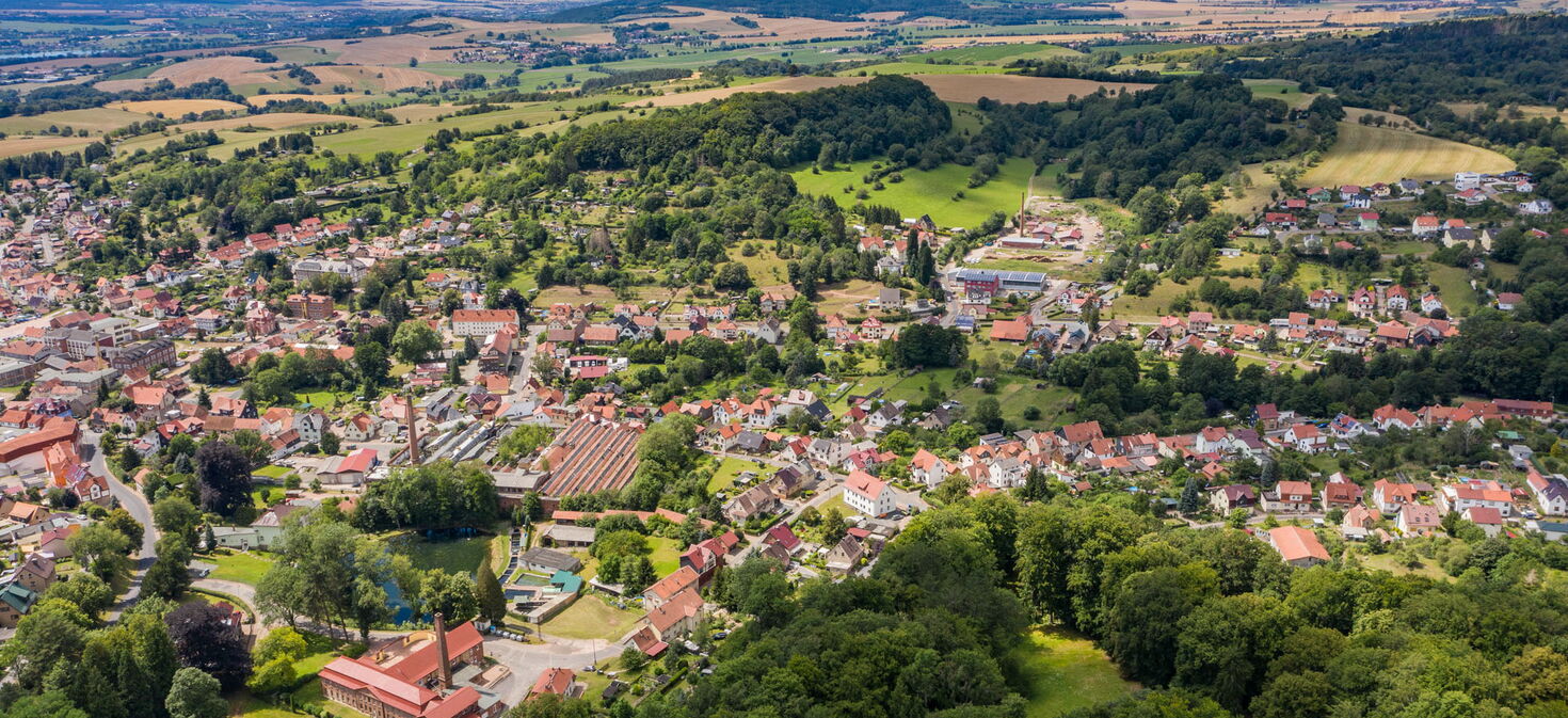Luftaufnahme von Schweina mit Panorama ins Werratal und zu den Bergen in der Rhön