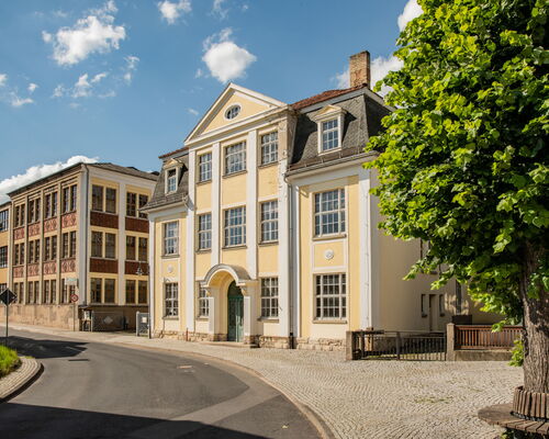 verschiedene Gebäude eines alten Industriequartiers, teils in Bauhausstil
