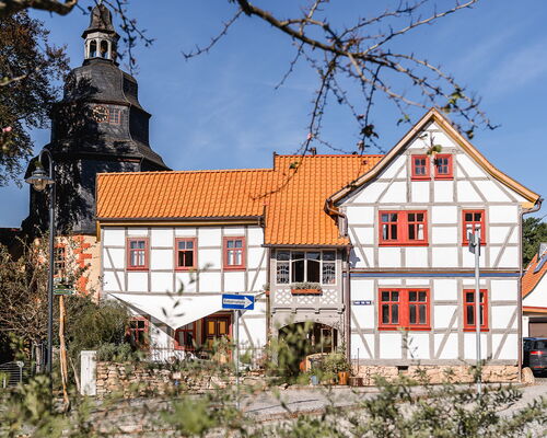 Außenaufnahme Fachwerkhaus Landhaus Fröbel in Schweina mit Laurentiuskirche
