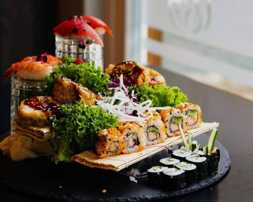 Speisenteller Restaurant SEN mit verschiedenem Sushi und Beilagen