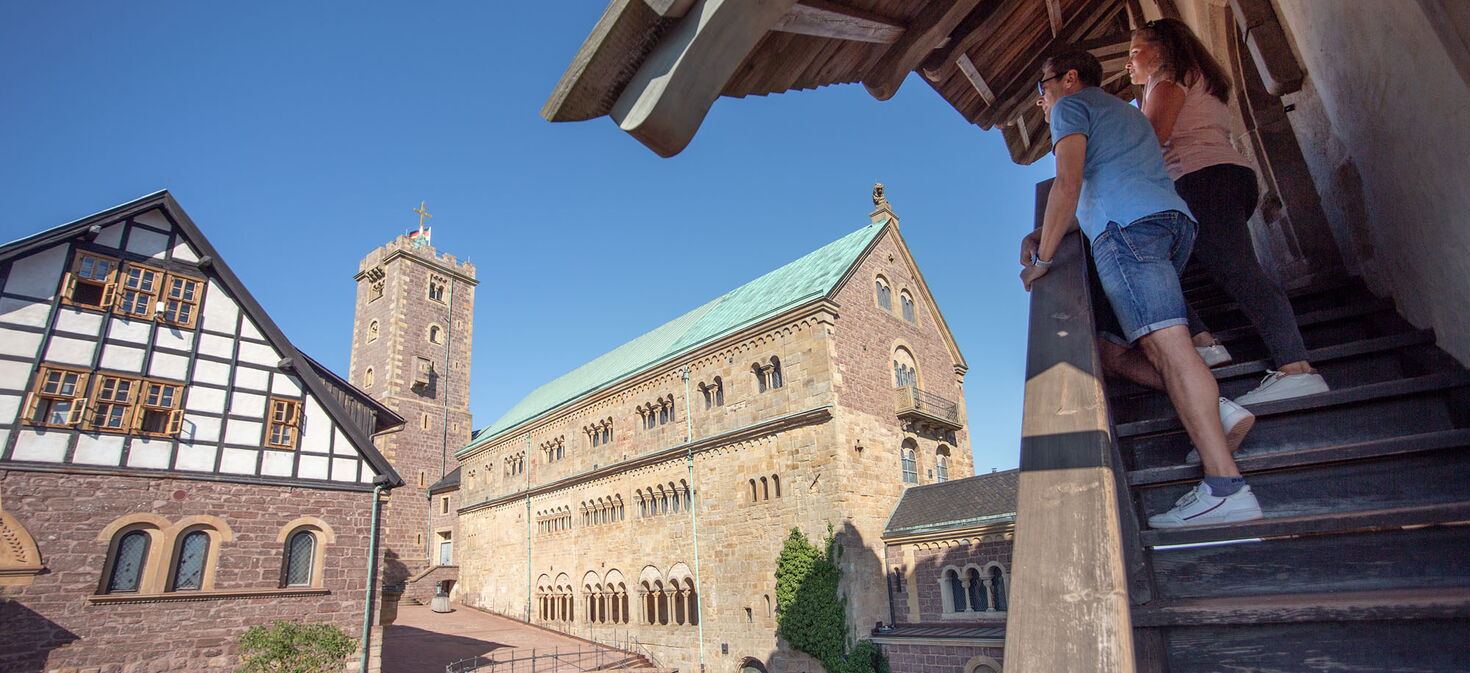 Beim Aufstieg auf den Südturm ergibt sich ein besonderer Blick auf den zweiten Burghof der Wartburg.
