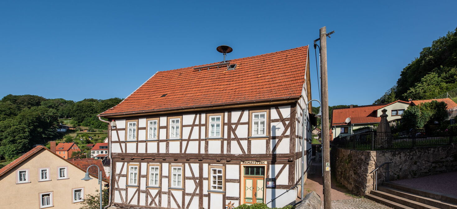 Fachwerkgebäude mit Schriftzug Heimatstube über der Eingangstür