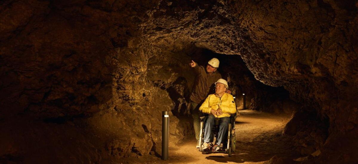 Rollstuhlfahrer und Begleitperson Altensteiner Höhle © Tino Sieland