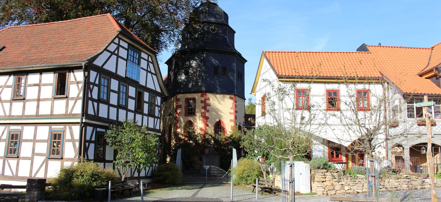 Außenaufnahme Laurentiuskirche Schweina mit anliegendem Fröbel-Kindergarten links und Fachwerkwohnhaus rechts