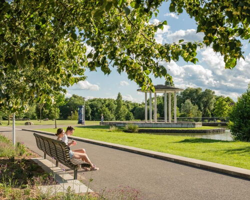 Neuer Kurpark mit Sitzbänken und Blick auf den Tempel