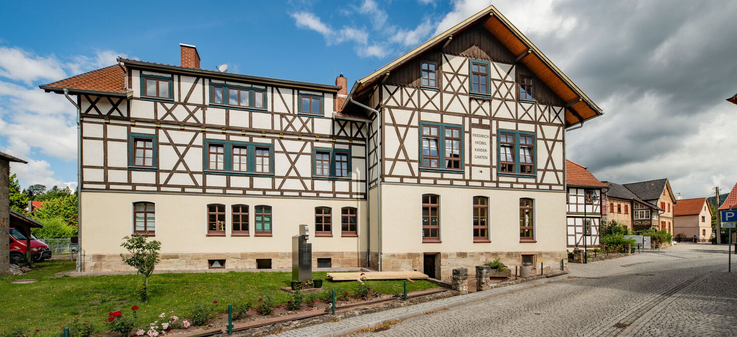 dreistöckiges Gebäude mit Fachwerk, darin befindet sich der Schweinaer Kindergarten