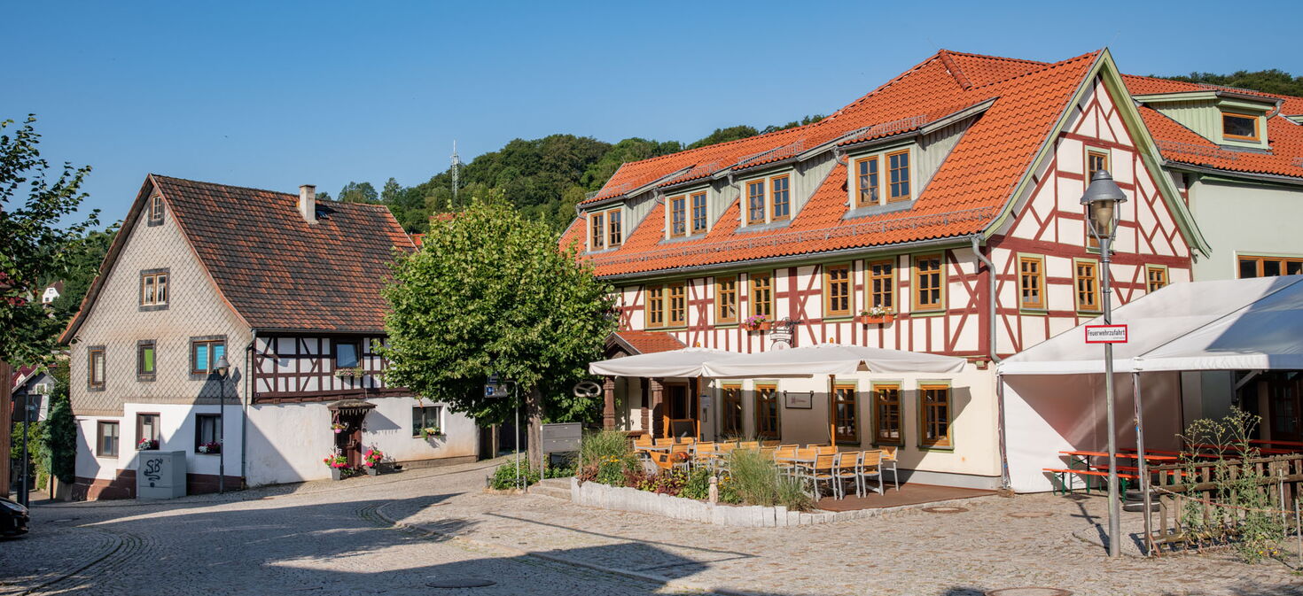 Dorfmitte mit Fachwerkhaus und Caféterrasse