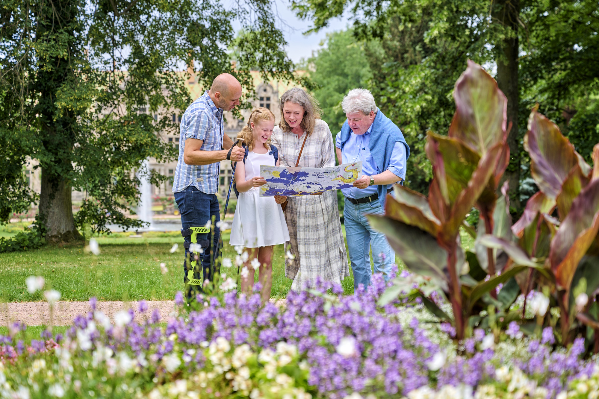 Familie im Schlosspark Altenstein mit Entdeckerrucksack und zugehörigem Parkplan