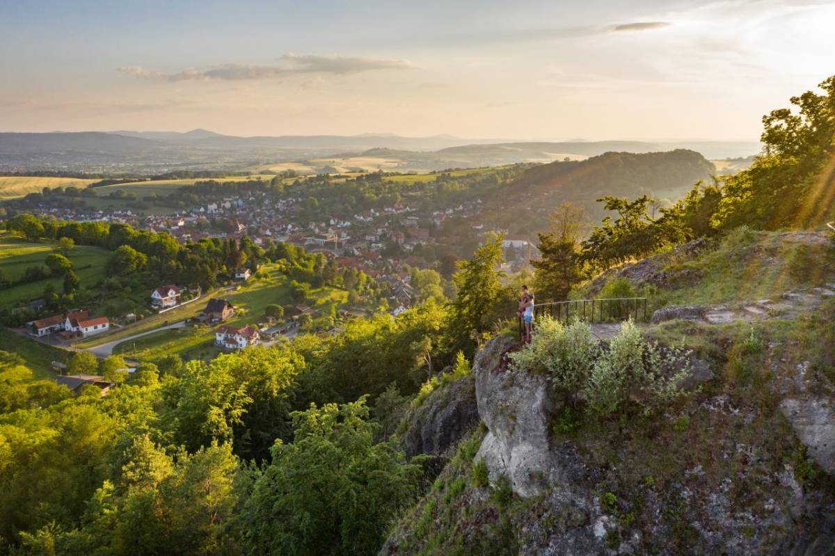 Landschaftsaufnahme mit Morgentorfelsen und Ausblick über den Ort und die Umgebung